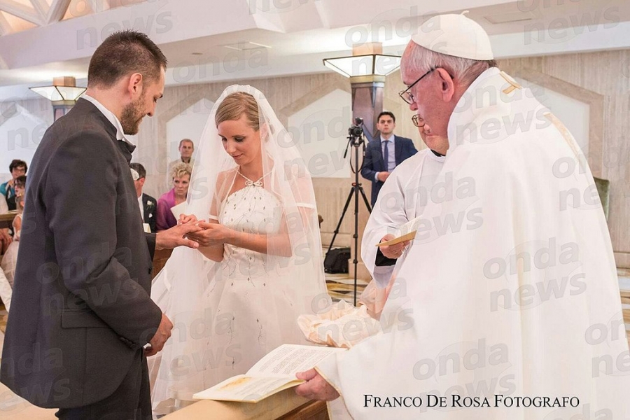 Papa Francisco casa una pareja de jóvenes sordos en Santa Marta
