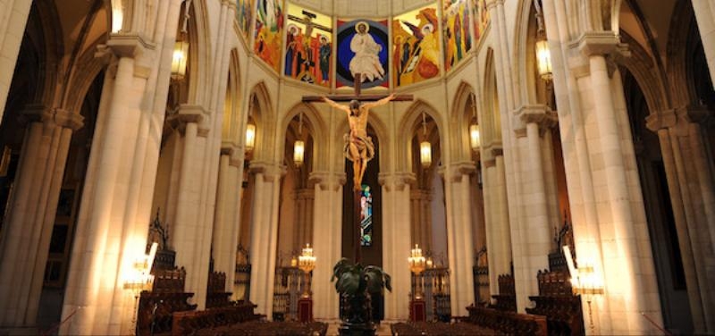 Numerosos cardenales, obispos y presbíteros concelebran en la Misa de acción de gracias del 25 aniversario de la dedicación de la catedral