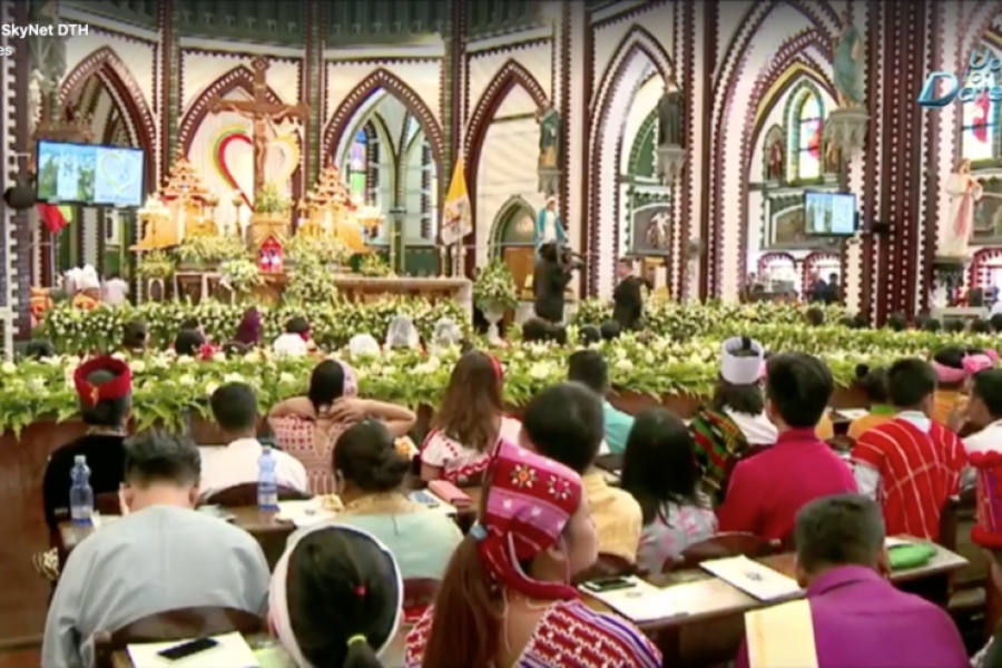 Myanmar: La visita del Papa, un milagro, una bendición, una curación y un baño de esperanza