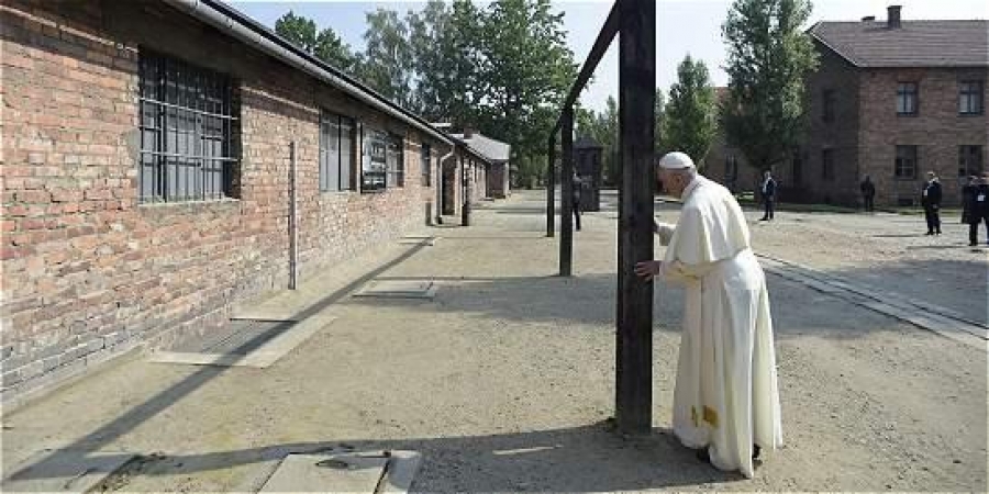 Papa Francisco reza en silencio en campo de concentración de Auschwitz