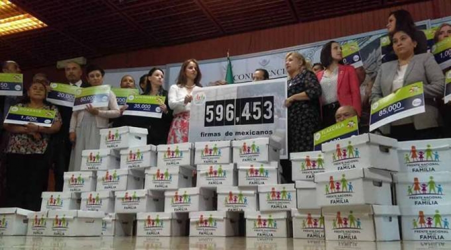 Casi 600 mil firmas en defensa de la familia presentadas en Congreso de México
