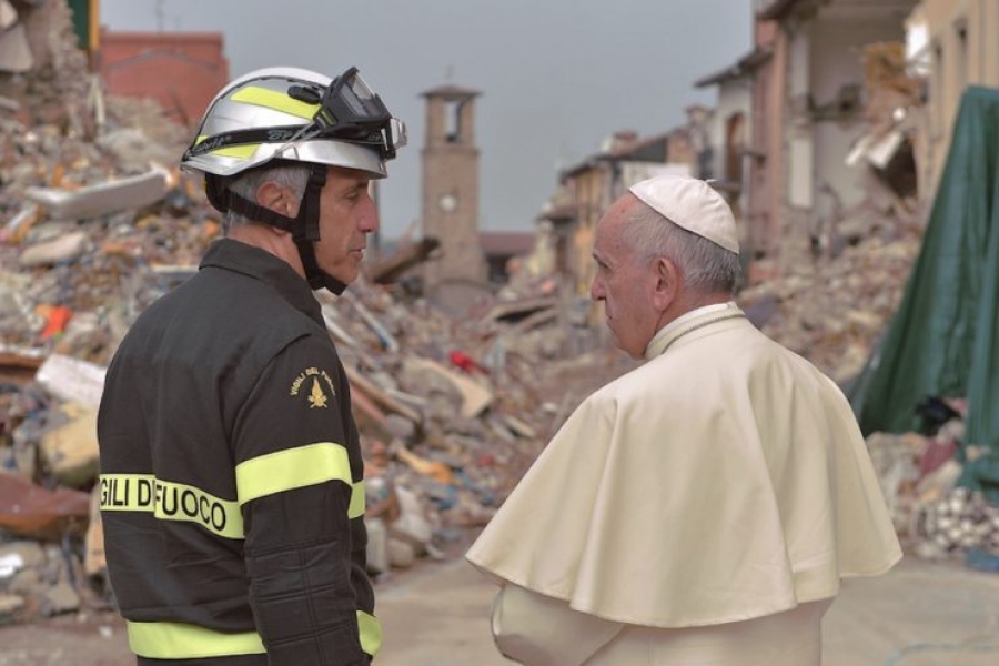 Visita sorpresa del Papa a la población afectada por el terremoto en Italia