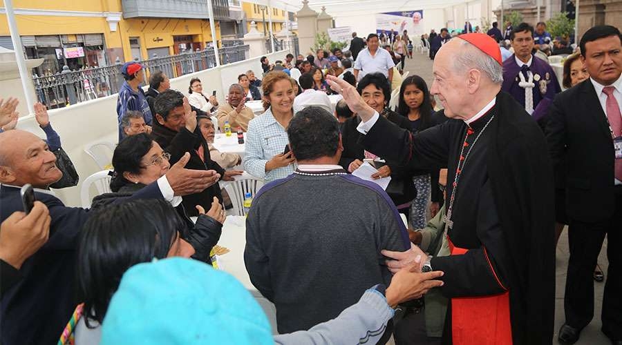 Cardenal sigue el ejemplo del Papa y comparte almuerzo con 500 pobres en Perú