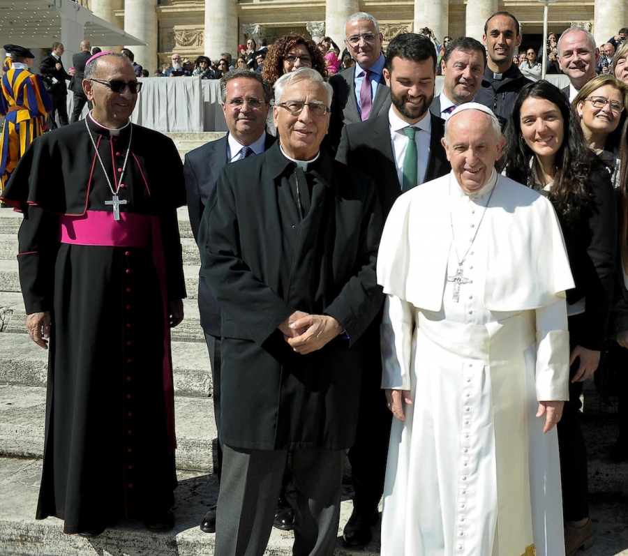 Una representación de la editorial salesiana edebé entrega un libro al Papa Francisco