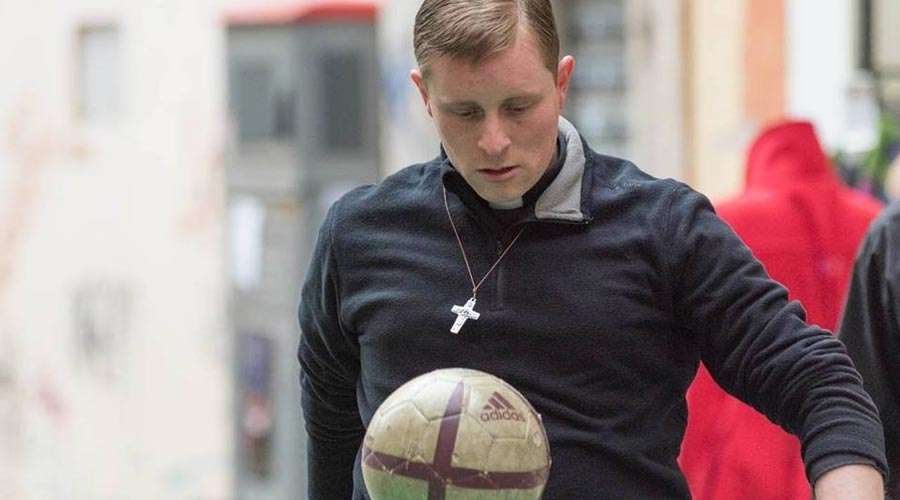 Sacerdotes unen el fútbol con la evangelización en las calles de Brasil