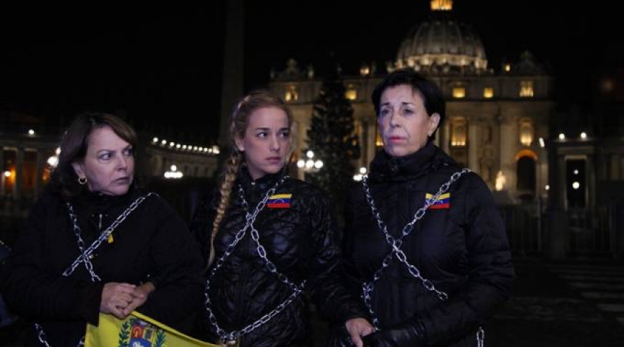 Tres mujeres se encadenan en el Vaticano por libertad de presos políticos en Venezuela