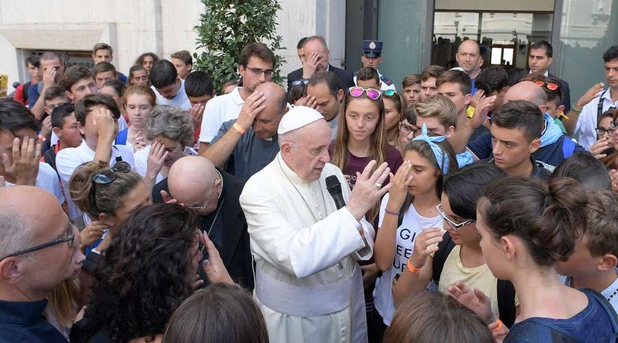 Francisco sorprende a jóvenes y los anima a ir adelante sin miedo