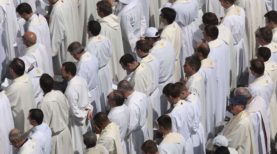 Ordenación de ancianos casados debe evaluarse, afirma autoridad vaticana del clero