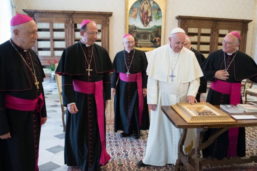 El Papa a los obispos de Albania: dar testimonio como lo hicieron los mártires