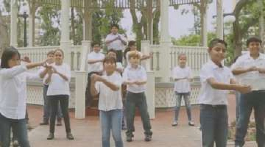 Niños de Perú interpretan con lenguaje de señas himno en honor al Papa