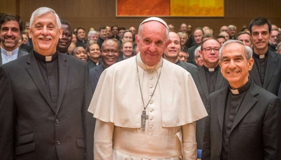 Francisco explica que «el jesuita es un servidor de la alegría del Evangelio»