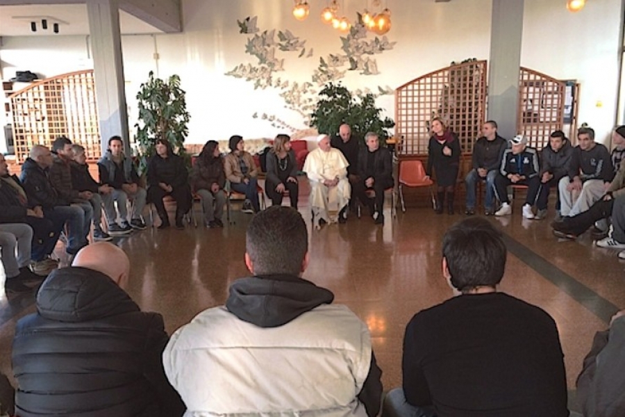El Santo Padre visita por sorpresa un centro de desintoxicación
