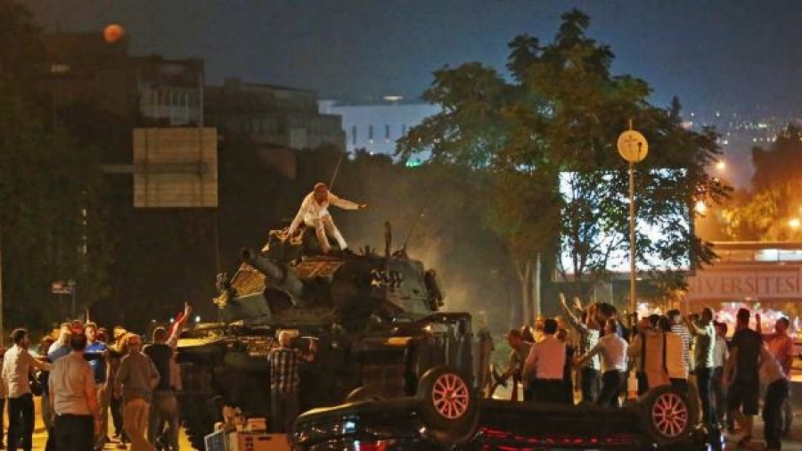 Tras golpe fallido en Turquía, obispo propone recurrir al «arma del diálogo»