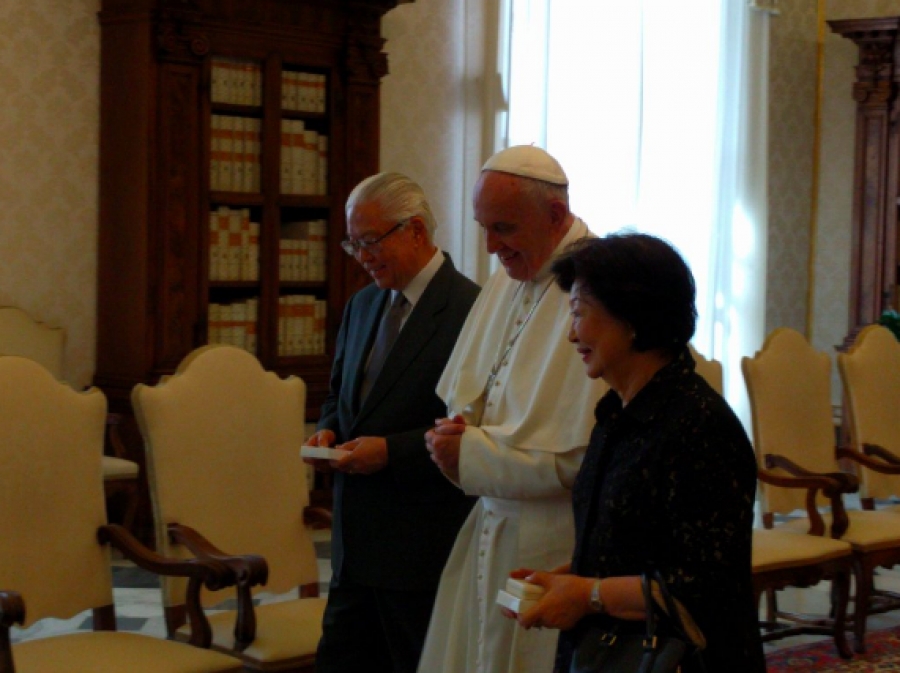 Francisco se reúne con el presidente de Singapur