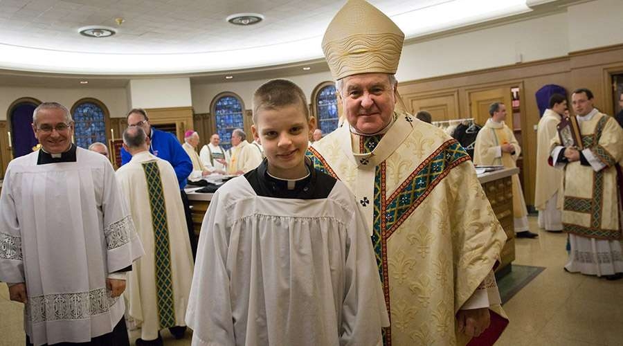 Fallece niño con cáncer que cumplió su último deseo: Ser sacerdote por un día