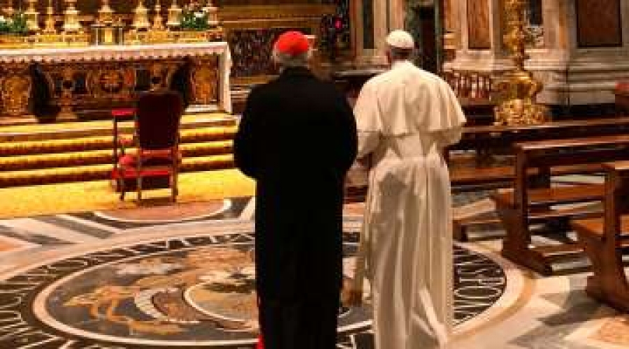 El Papa Francisco reza en Santa María la Mayor para encomendar su viaje a Chile y Perú