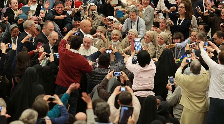 El verdadero cristiano está en contacto con los que sufren, recuerda el Papa a religiosos