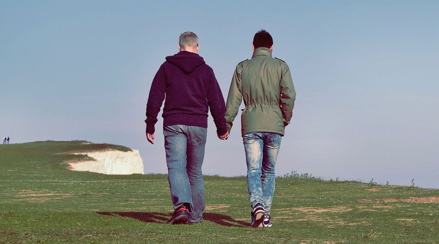 Arzobispo de Turín suspende retiro católico para parejas homosexuales