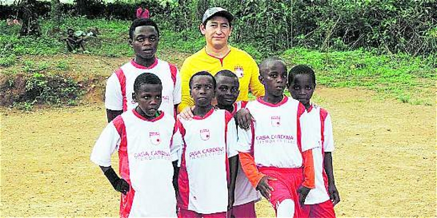 Misionero se convierte en entrenador de fútbol para alegrar a niños africanos