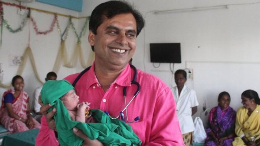 India: un médico no cobra por los partos de niñas para evitar que las maten