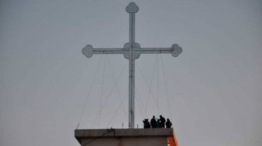 Irak: Cristianos erigen gran cruz como signo de la victoria sobre la oscuridad de ISIS