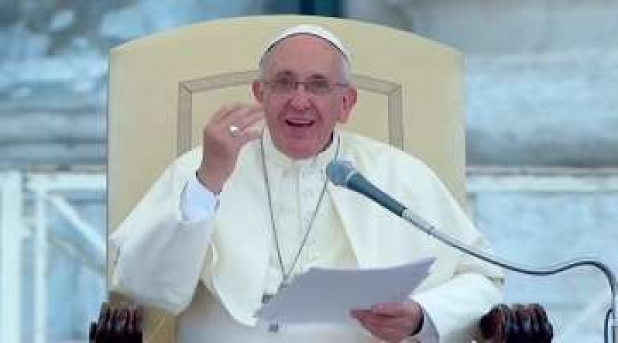 La Iglesia no tiene compañía de seguro para la fe, bromea el Papa