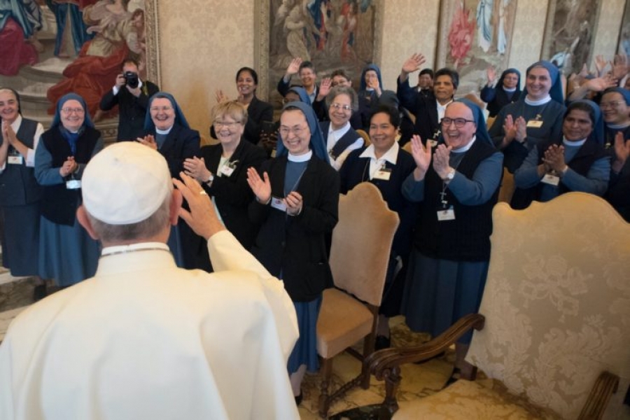 Papa Francisco a religiosas: ¡Despierten el mundo y eviten caer en la cultura del zapping!