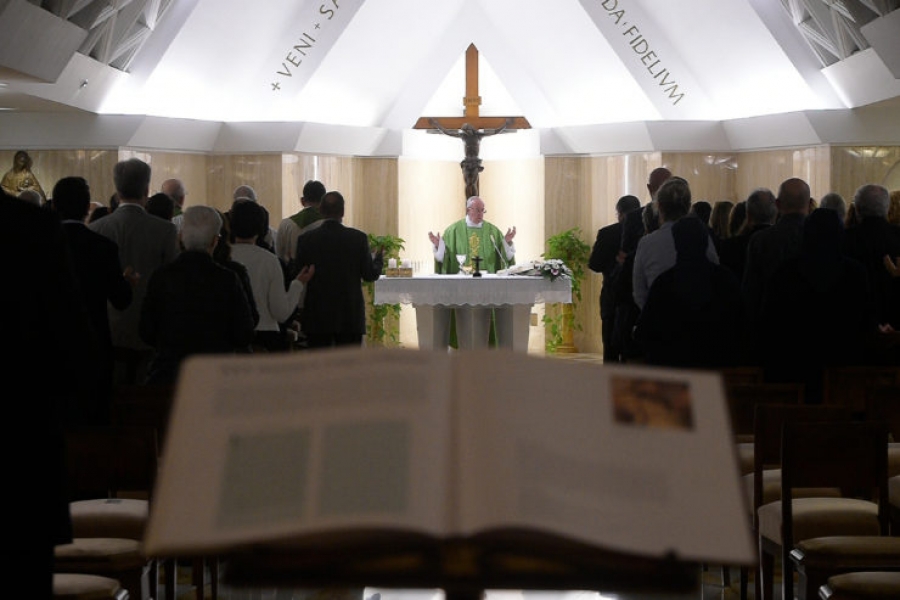 El Papa en Santa Marta: «Dios llora frente a las calamidades y las guerras»