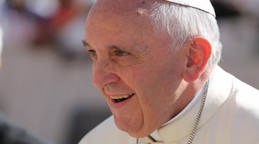 El Papa saluda a la familia siria acogida en el Vaticano