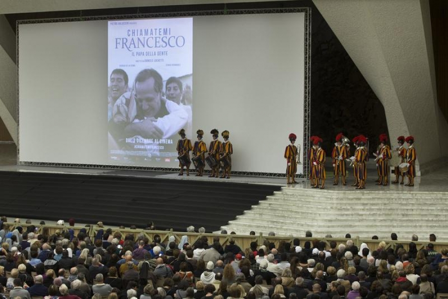 Vaticano: miles de desfavorecidos participan en el estreno de la película sobre el Papa