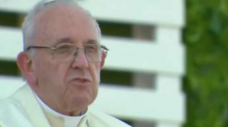 El Papa Francisco interrumpe su discurso para pedir oración por joven desmayada