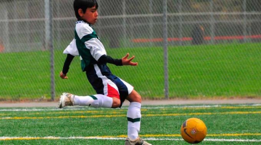 Sacerdote organiza torneo de fútbol para combatir el odio religioso en Pakistán