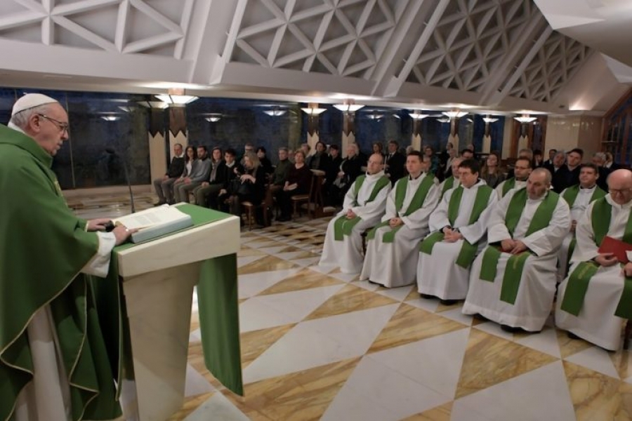 El Papa en Santa Marta: «Dios hizo a la mujer para que tuviéramos una madre»