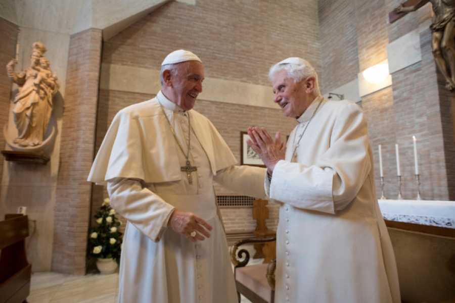 El Papa Francisco visita a Benedicto XVI y lo saluda por Pascua y por su cumpleaños