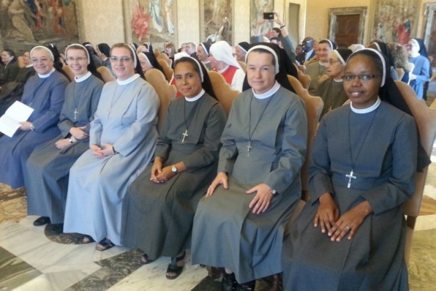 El Santo Padre a las monjas de Don Orione: «Sean misioneras libres que viven sin nada de propio»