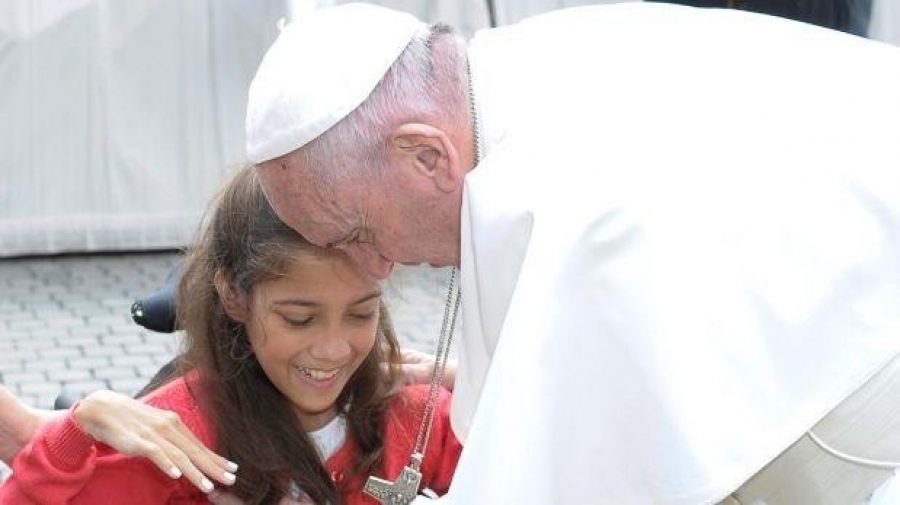 El emotivo abrazo del Santo Padre a niña escritora con discapacidad