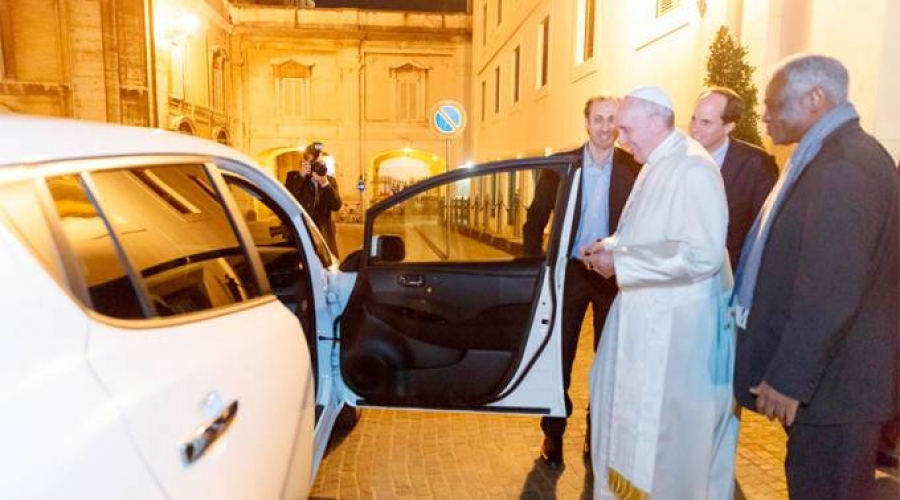 Con su nuevo automóvil el Papa da una lección a los líderes del mundo