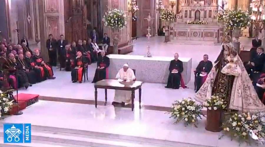 Ir «vestido de cura se está pagando caro», el Papa alienta a sacerdotes en Chile