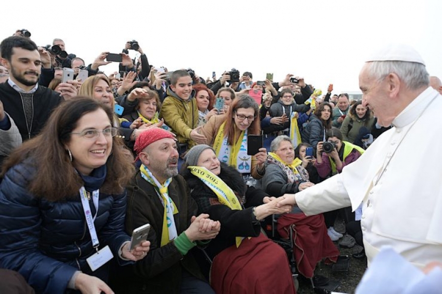 Francisco llega a Milán y visita la periferia