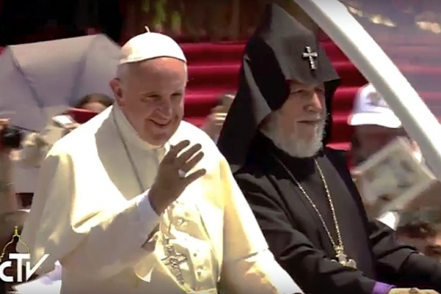 Francisco saluda a los fieles armenios desde el papamóvil tras la misa al abierto