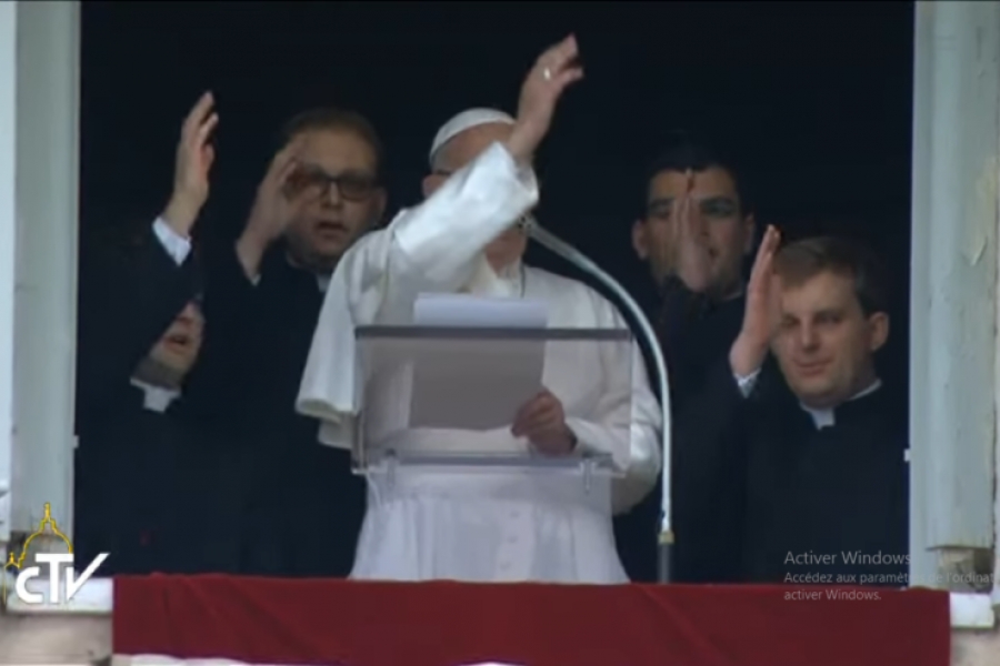 Regina Caeli: la «experiencia maravillosa de sentirse amados por Jesús»