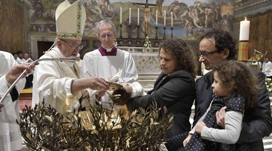 El Papa bautiza 34 niños: Si no se habla el lenguaje del amor no se puede transmitir la fe