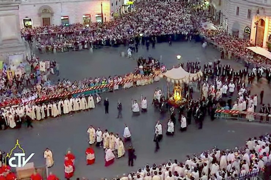 Miles de personas participan en el Corpus Domini en Roma, realizado por primera vez un domingo