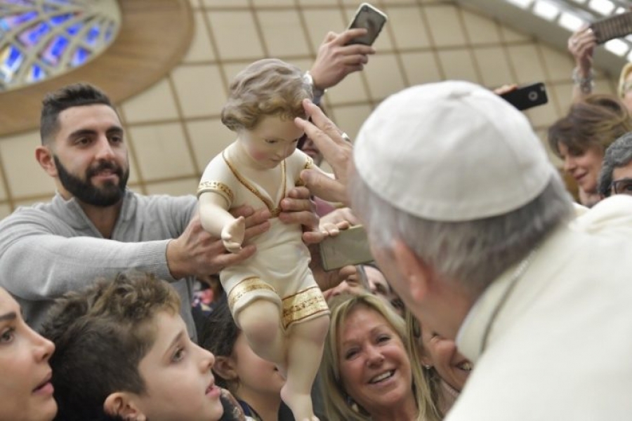 Nuevos matrimonios: «Contemplad el ejemplo de la Santa Familia en Belén»