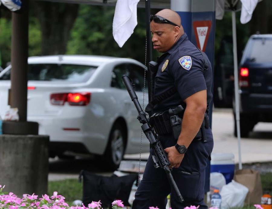 Obispo de Baton Rouge consuela a familias de policías asesinados