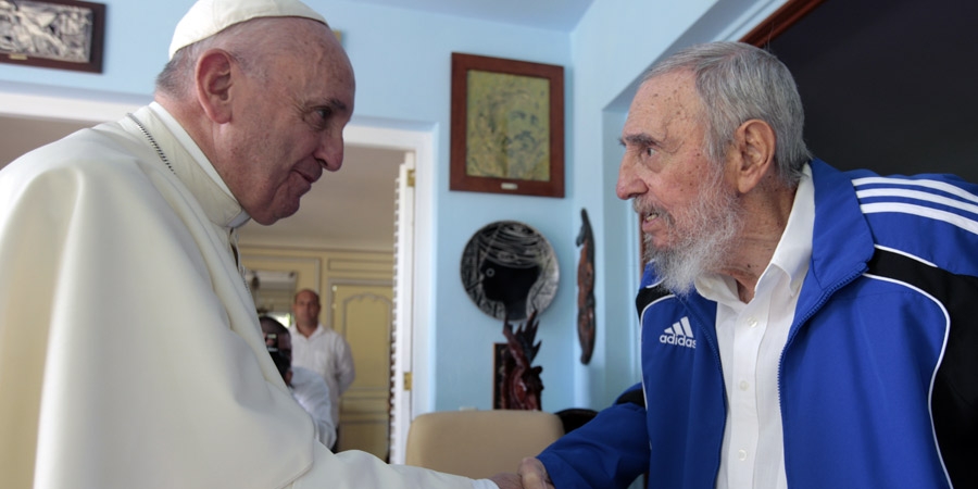El Papa visita a Fidel Castro en su casa transformada en clínica