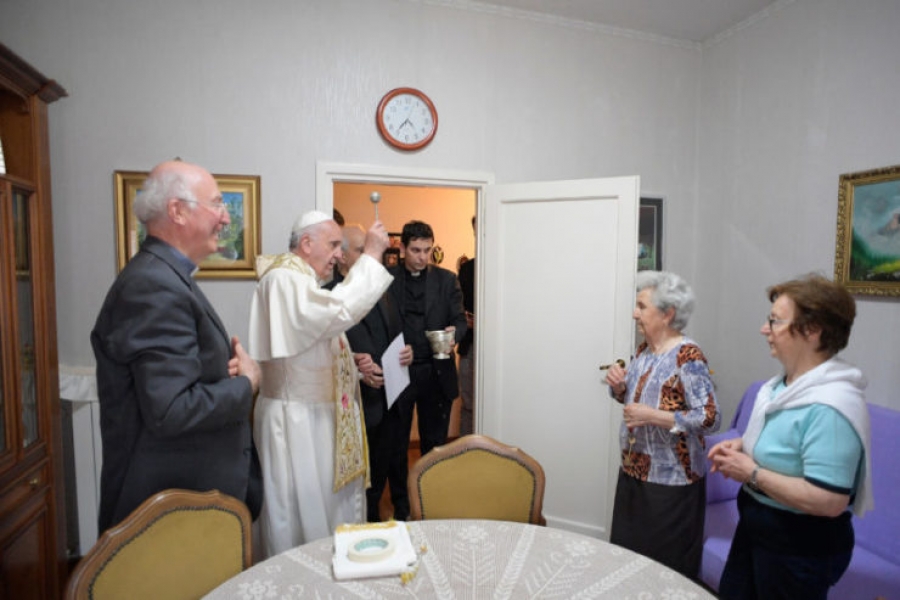 El Papa Francisco visita por sorpresa a parroquianos que esperaban la bendición de la casa