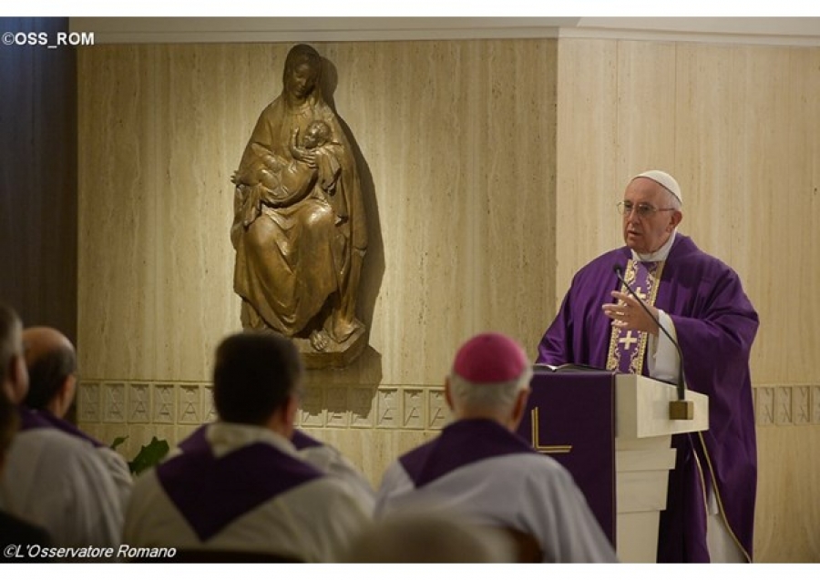 El Papa en Santa Marta: ¿Estoy en el camino de la vida o en el de la mentira?