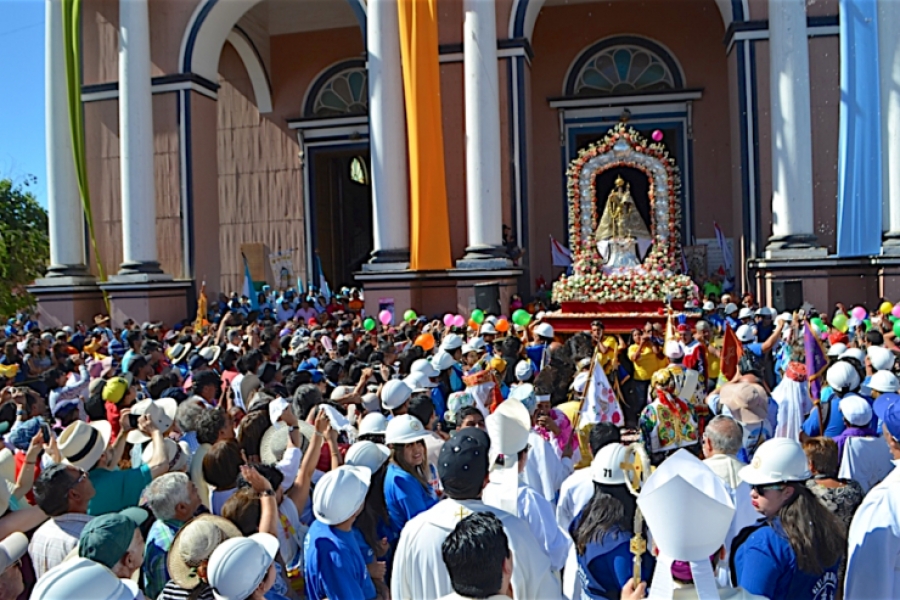 Chile: masiva procesión de Nuestra Señora del Rosario en Andacollo