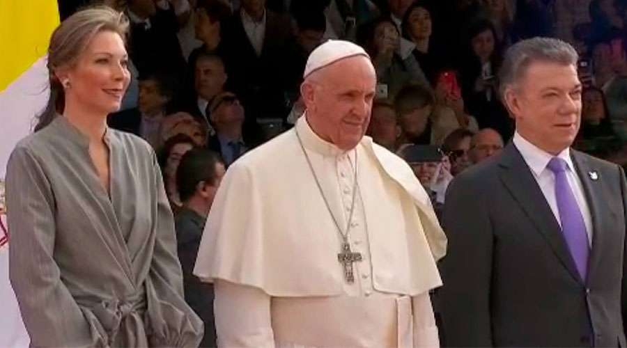 El Papa en Colombia: «Bendición» a Presidente Santos y esposa genera controversia en redes